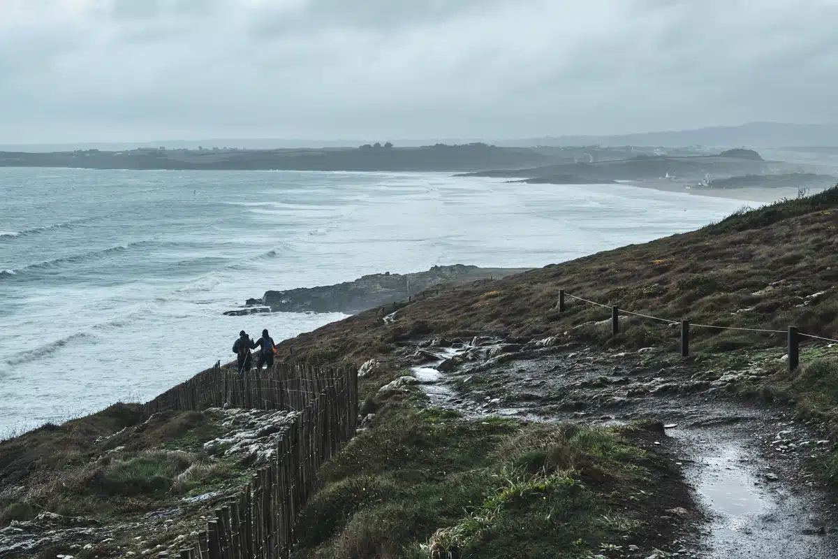 randonneurs dans la tempête en bretagne julien rabier